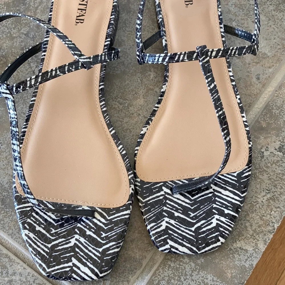 HP⭐️ JUSTFAB NWOT On the Run Black & White Chevron Thong Strap S… - Picture 1 of 9